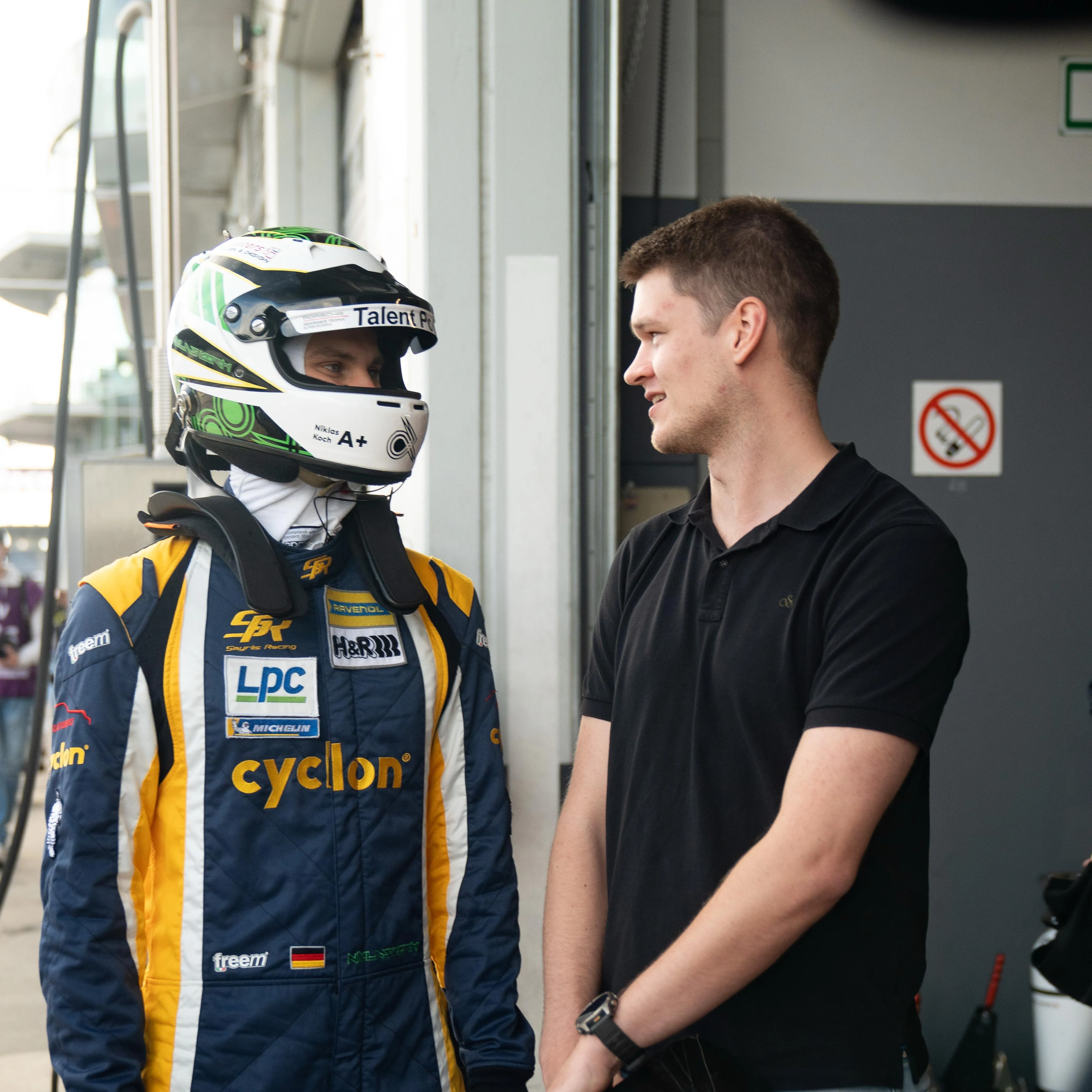 Pascal Kayser mit einem Fahrer an der Strecke